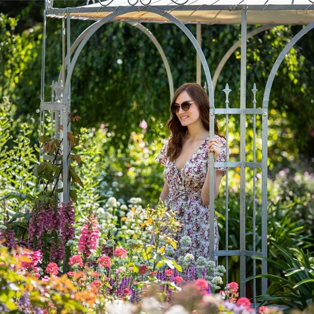 Frau im Garten